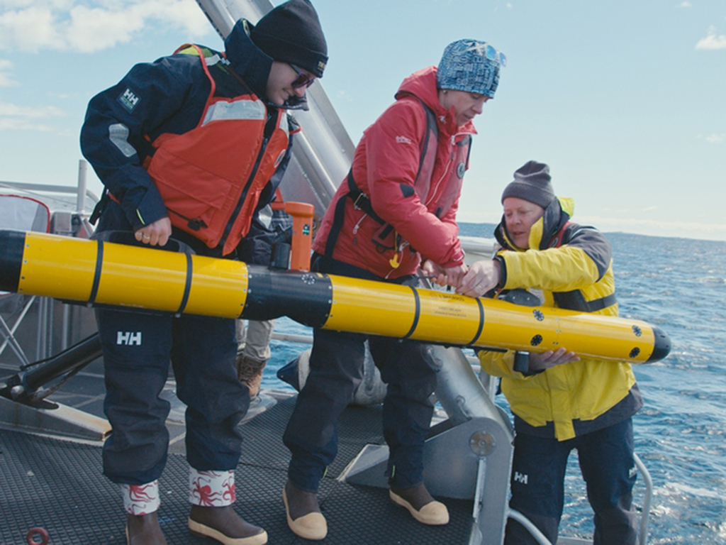  Human-machine teaming dives underwater