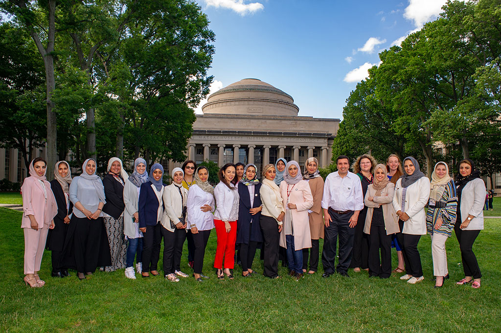 saudi women pose in front of the mit dome