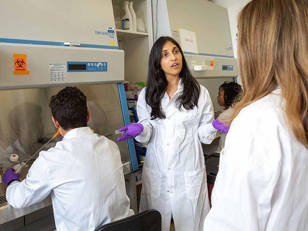 Ritu in the lab with two students